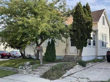 Main picture of 2111 Monroe St