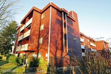 Main picture of 940 N 98th St