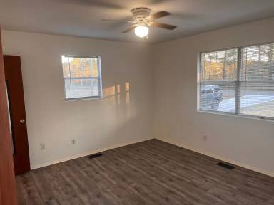 Main picture of 206 W Strawberry Ln