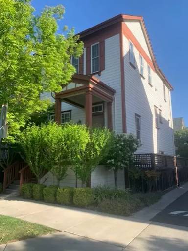 Main picture of 2129 Clark St