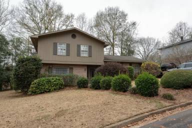 Main picture of 300 Tullahoma Dr