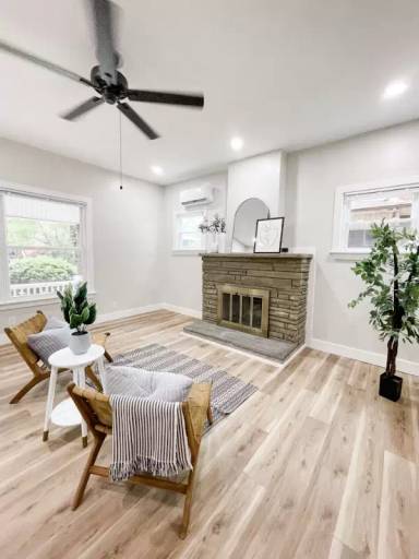 Main picture of 410 W Maple St
