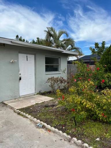 Main picture of 807B 66th Ave W