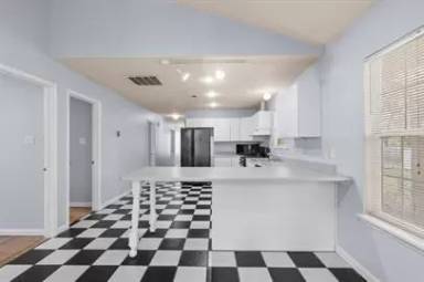 Main picture of 939 E 50th St
