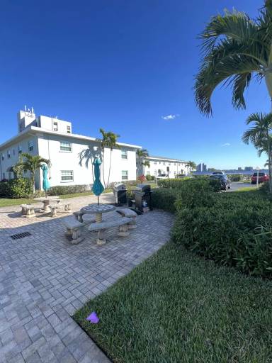 Main picture of Palms At Waters Edge