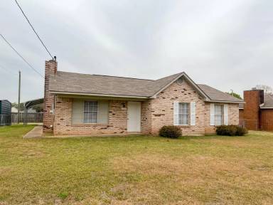 Main picture of 1705 Deatsville Hwy