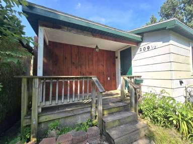 Main picture of 209 1/2 E North St
