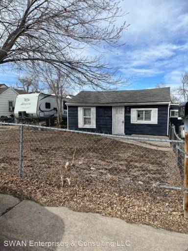 Main picture of 2165 W Warren Ave