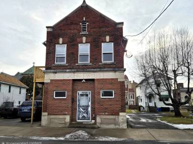 Main picture of 125 River St