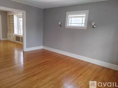 Main picture of 221 Quaker Ln S