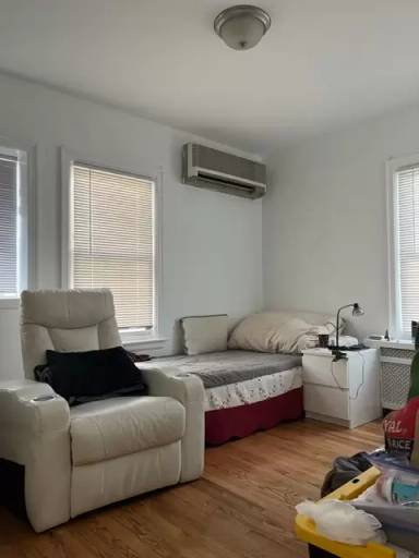 Main picture of 1527 Parsons Blvd