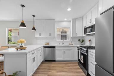Main picture of 1745 W 39th St