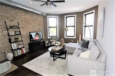 Main picture of 2019 N Hoyne Ave